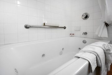 Jetted tub