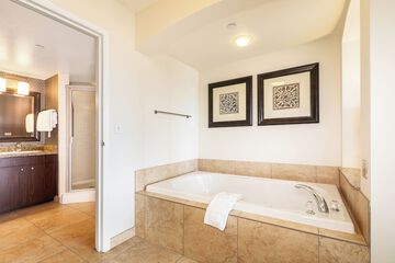 Deep soaking bathtub