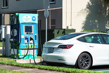 Electric vehicle charging station