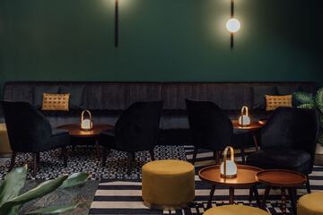 Lobby lounge