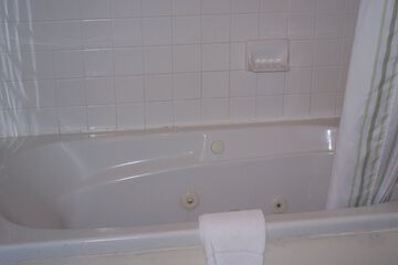 Jetted tub