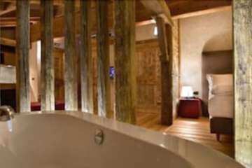 Deep soaking bathtub