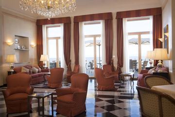 Lobby lounge