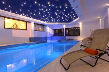 Indoor spa tub