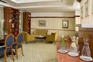 Lobby lounge