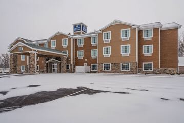 Cobblestone Hotel & Suites - Hutchinson