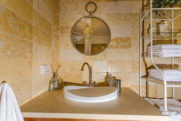 Bathroom sink