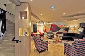 Lobby lounge