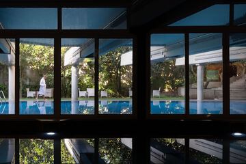 Indoor/outdoor pool