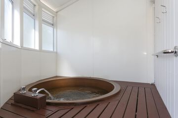 Private spa tub
