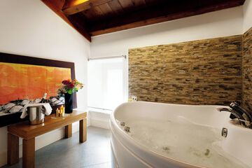 Private spa tub