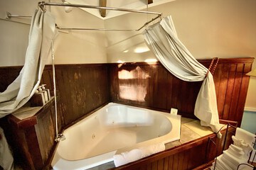 Deep soaking bathtub