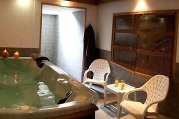 Indoor spa tub
