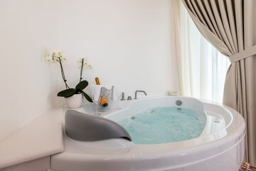 Private spa tub