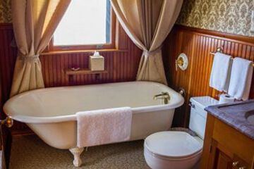 Deep Soaking Bathtub