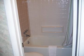 Deep soaking bathtub