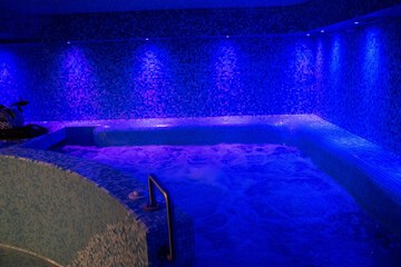 Indoor spa tub
