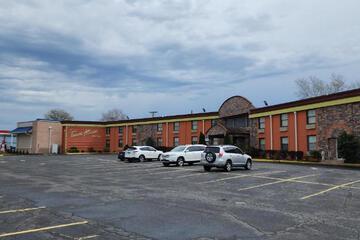 Townhouse Inn & Suites