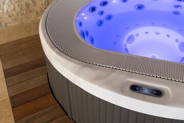 Indoor spa tub