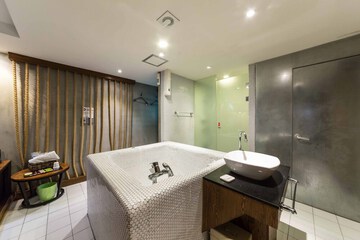 Deep soaking bathtub