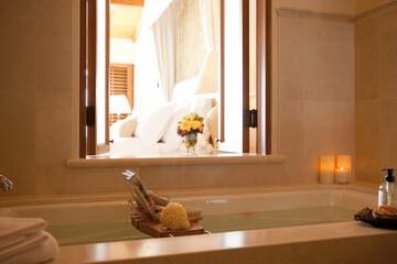 Deep soaking bathtub