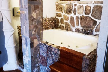 Deep soaking bathtub