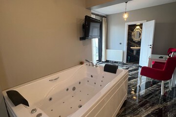 Jetted tub