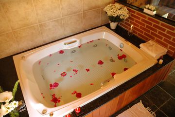 Jetted tub