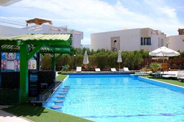 Swim-up bar