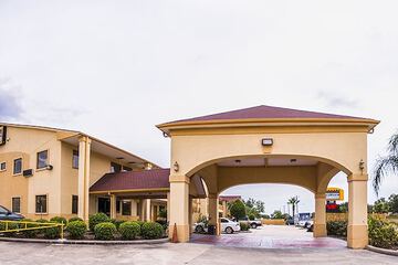 Downtowner Inn and Suites Hobby