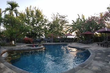 Indoor/outdoor pool