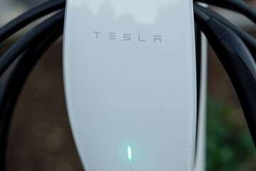 Electric vehicle charging station