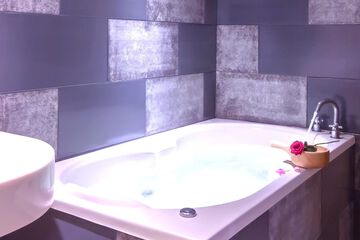 Deep soaking bathtub