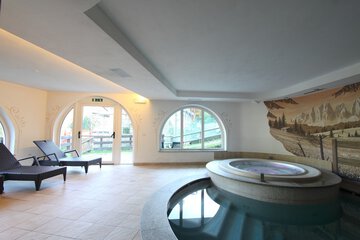 Indoor spa tub
