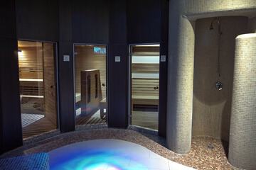 Indoor spa tub