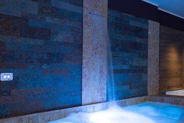Indoor spa tub