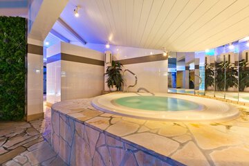 Indoor spa tub
