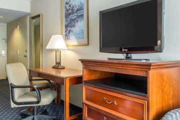 Clarion Hotel & Conference Center 6