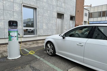 Electric vehicle charging station