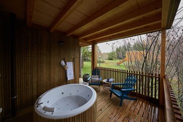 Private spa tub