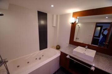 Deep Soaking Bathtub