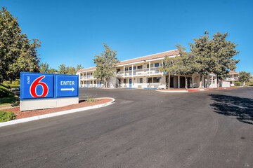 Motel 6 Redding CA - South