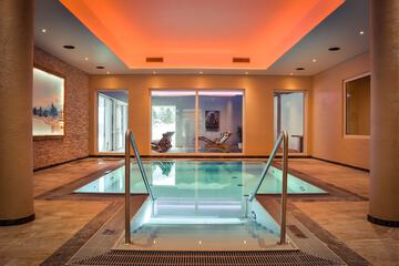 Indoor spa tub