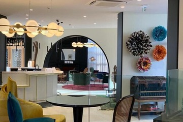 Lobby lounge
