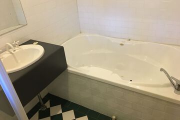 Deep soaking bathtub
