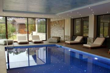 Indoor spa tub