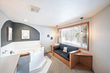 Deep soaking bathtub