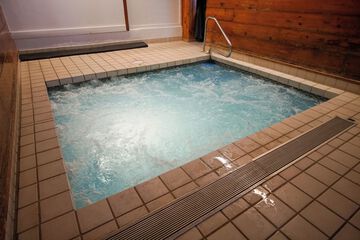 Indoor spa tub