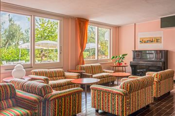 Lobby lounge
