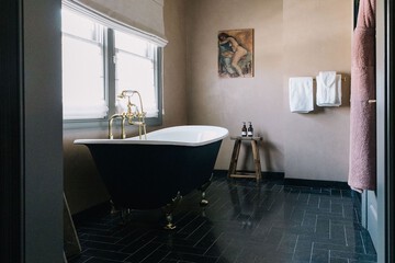 Deep soaking bathtub